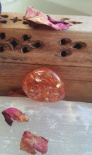 Load image into Gallery viewer, Crackle Quartz Tumblestone